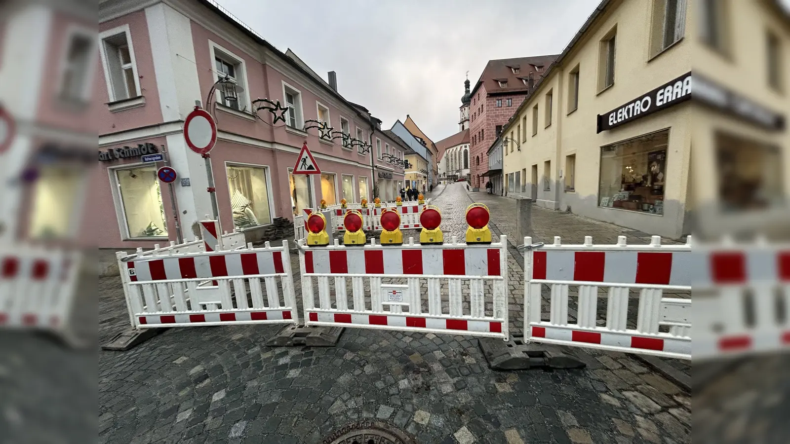 Die Reparatur eines Wasserrohrbruchs verursacht in Sulzbach-Rosenberg eine mehrtägige Sperrung der Rosenberger Straße. (Bild: Andreas Royer)