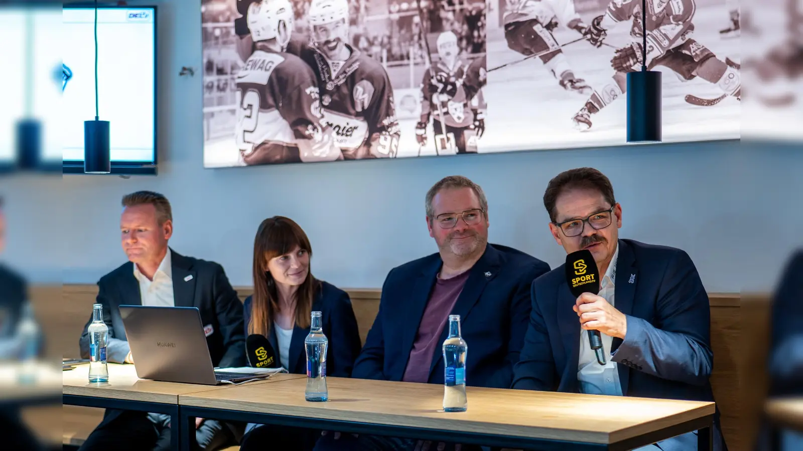 Geschäftsführer Franz Vodermeier, Trainer Sebastian Buchwieser und der derzeit verletzte Stürmer Vincent Schlenker waren bei der offiziellen Pressekonferenz zur Saisoneröffnung der DEL2 in Regensburg zu Gast. (Bild: Christian Kaminsky)