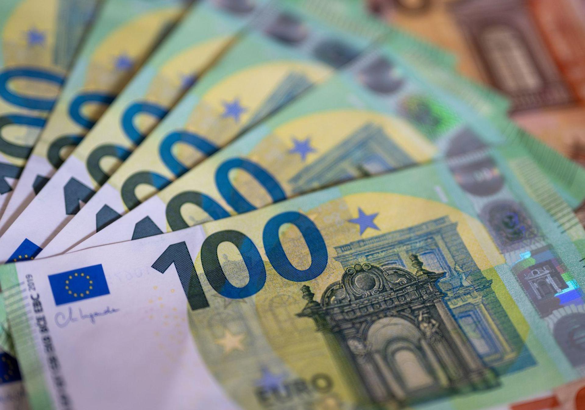 Woher wusste der Dieb von dem Bargeld im Schlafzimmerschrank? Auf einem Bauernhof bei Kastl wurden 10.000 Euro gestohlen. (Symbolbild: Monika Skolimowska/dpa)