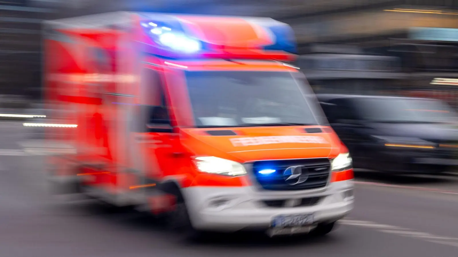 Ein Grillunfall in Amberg führte zu leichten Verbrennungen bei einem Mann. (Bild: Monika Skolimowska/dpa)