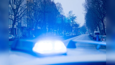 Die Weidener Polizei sucht nach Hinweisen zu zwei beschädigten Autos.  (Symbolbild: Christoph Soeder/dpa)