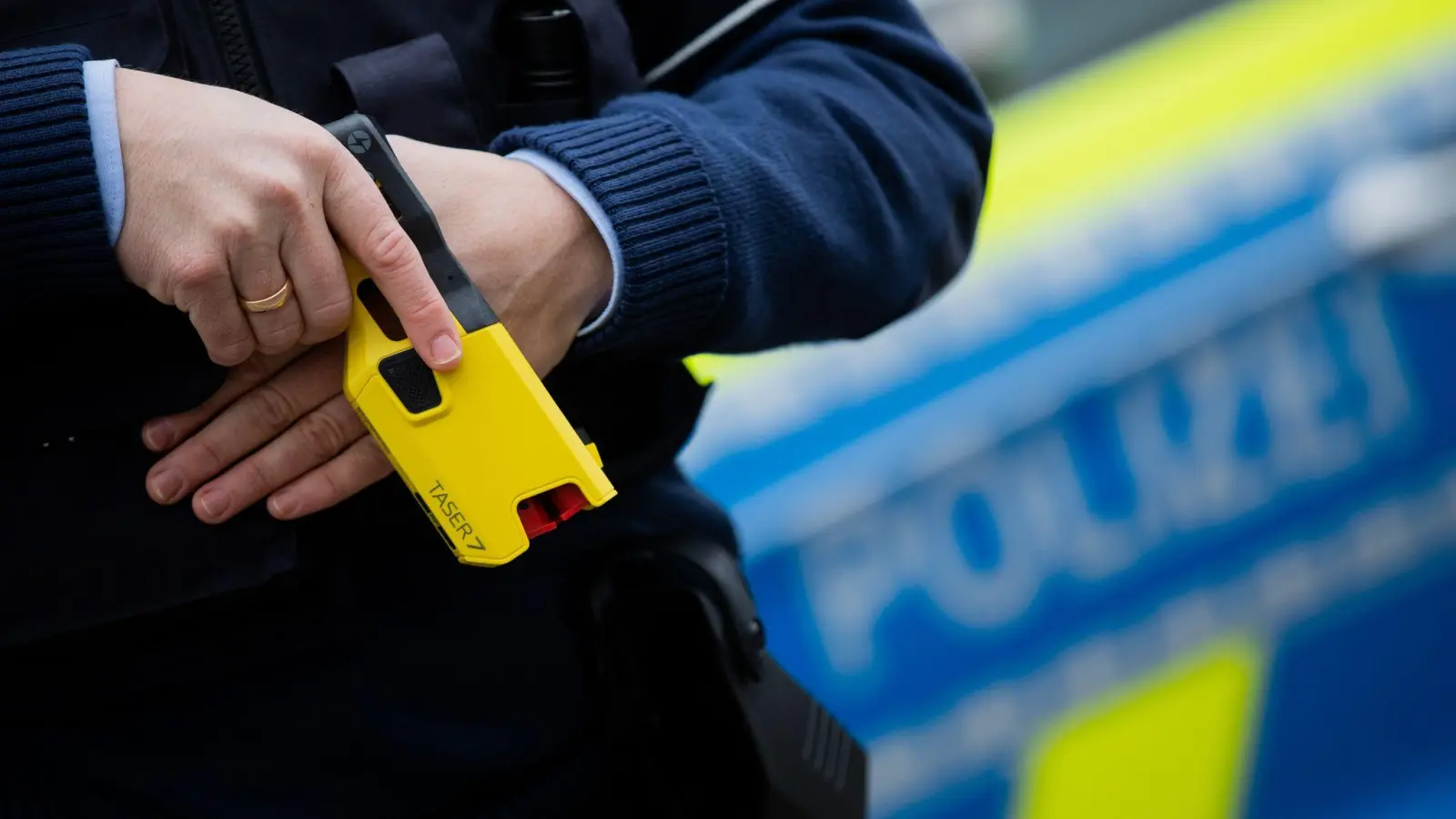 Ein aggressiver Mann randaliert in Amberg. Die Polizei muss einen Taser einsetzen, um ihn zu überwältigen. (Symbolbild: Rolf Vennenbernd/dpa)