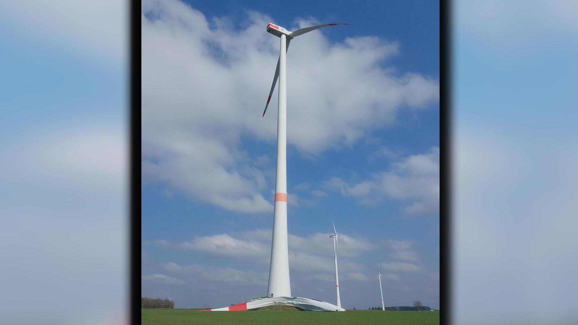 Im Bürgerwindpark Berching ist ein Rotorblatt eines Windrades zu Boden gestürzt. Die Ursache ist noch unklar. (Bild: Reinhard Buchberger)