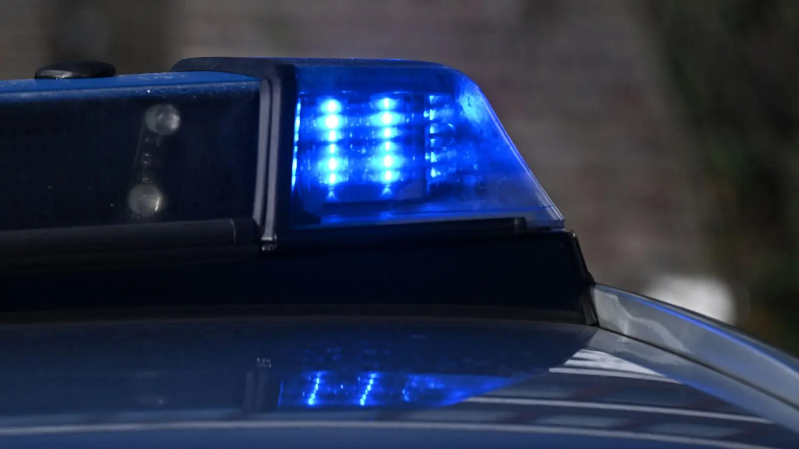 Ein 35-Jähriger wurde bei dem Streit leicht verletzt.  (Symbolbild: Bernd Weißbrod/dpa)