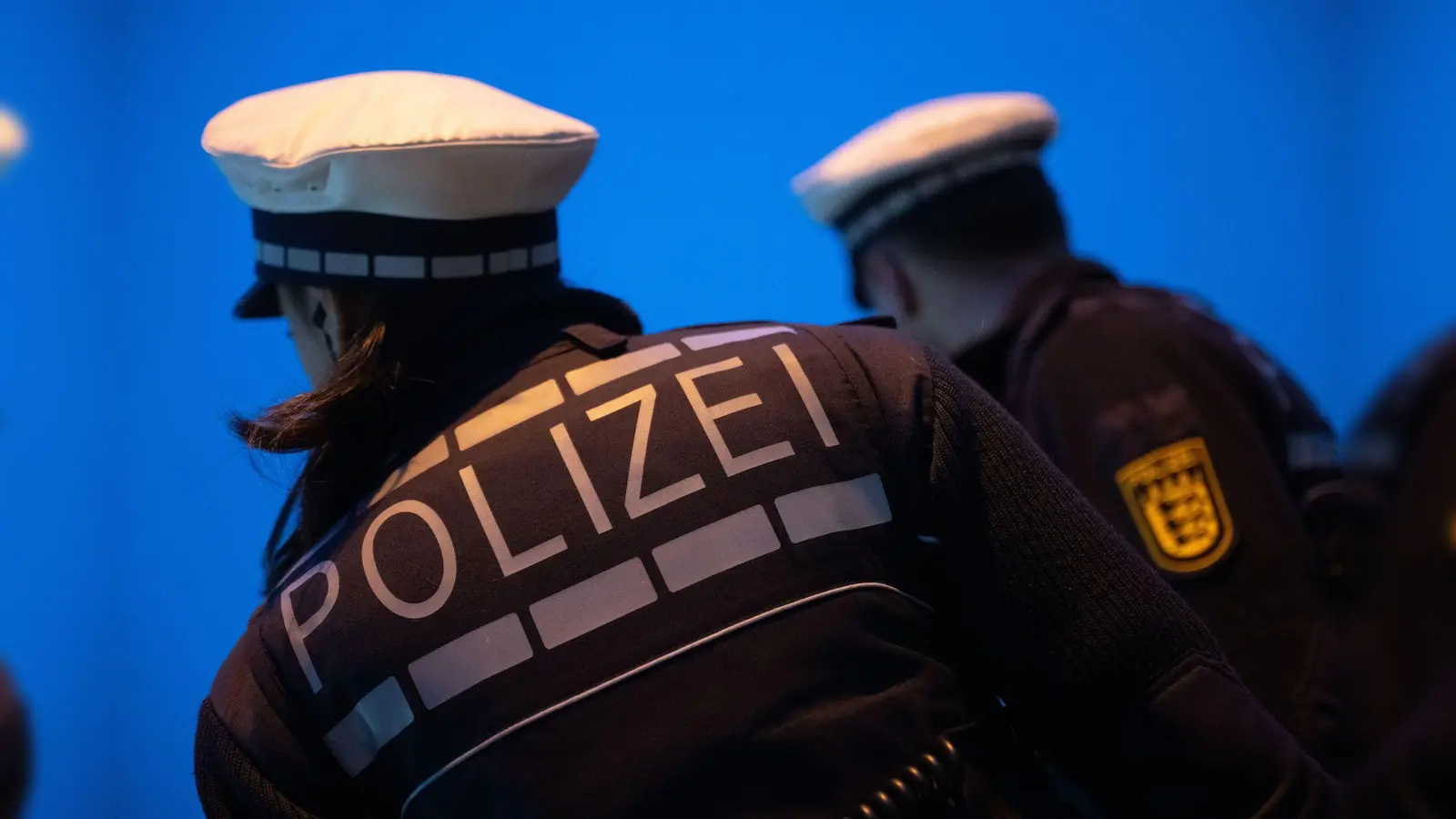 Nach einer Unfallflucht in der Bayreuther Straße in Amberg sucht die Polizei Zeugen. (Symbolbild: Marijan Murat/dpa)