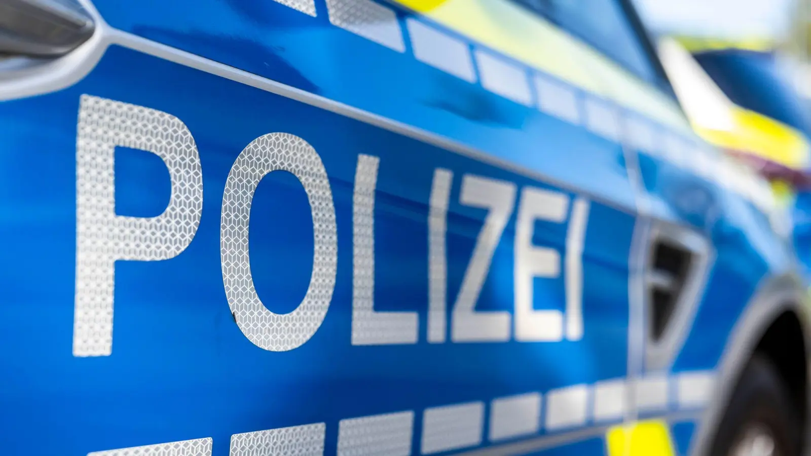 Die Polizei in Amberg hatte es am Freitag mit einem 13-Jährigen zu tun, der beim Diebstahl erwischt wurde. (Symbolbild: David Inderlied/dpa)