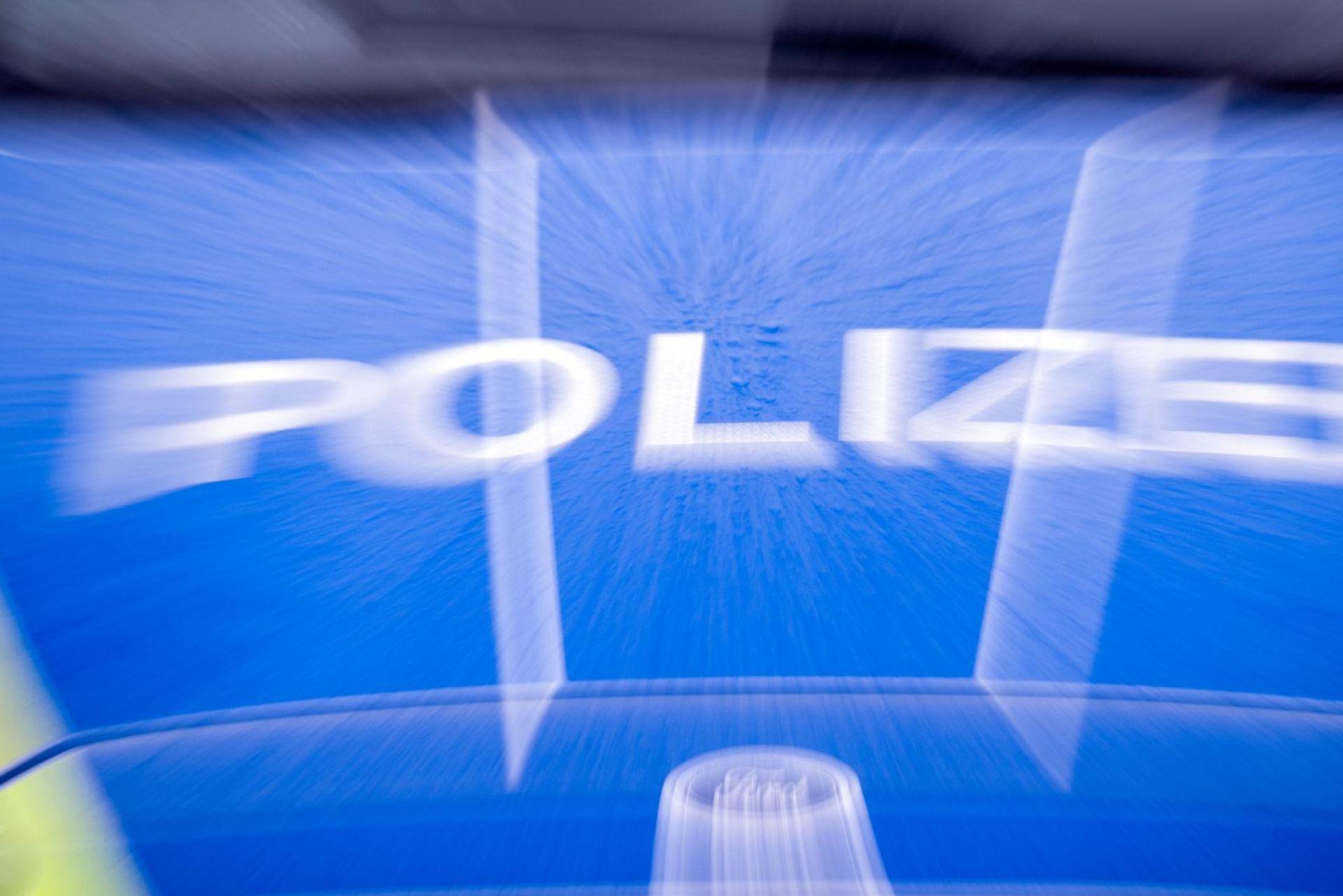 In Amberg kollidierten zwei Autos an einer Kreuzung. Beide Insassen blieben unverletzt.  (Symbolbild: Soeren Stache/dpa)