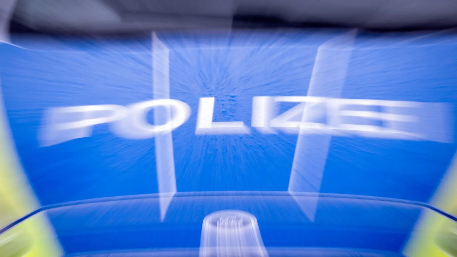 In Amberg kollidierten zwei Autos an einer Kreuzung. Beide Insassen blieben unverletzt.  (Symbolbild: Soeren Stache/dpa)