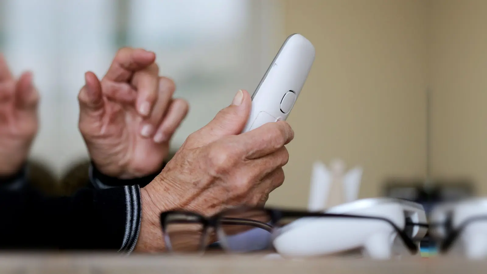 Die Polizei warnt aktuell vor Schockanrufen in Amberg-Sulzbach. (Bild: Roland Weihrauch/dpa)
