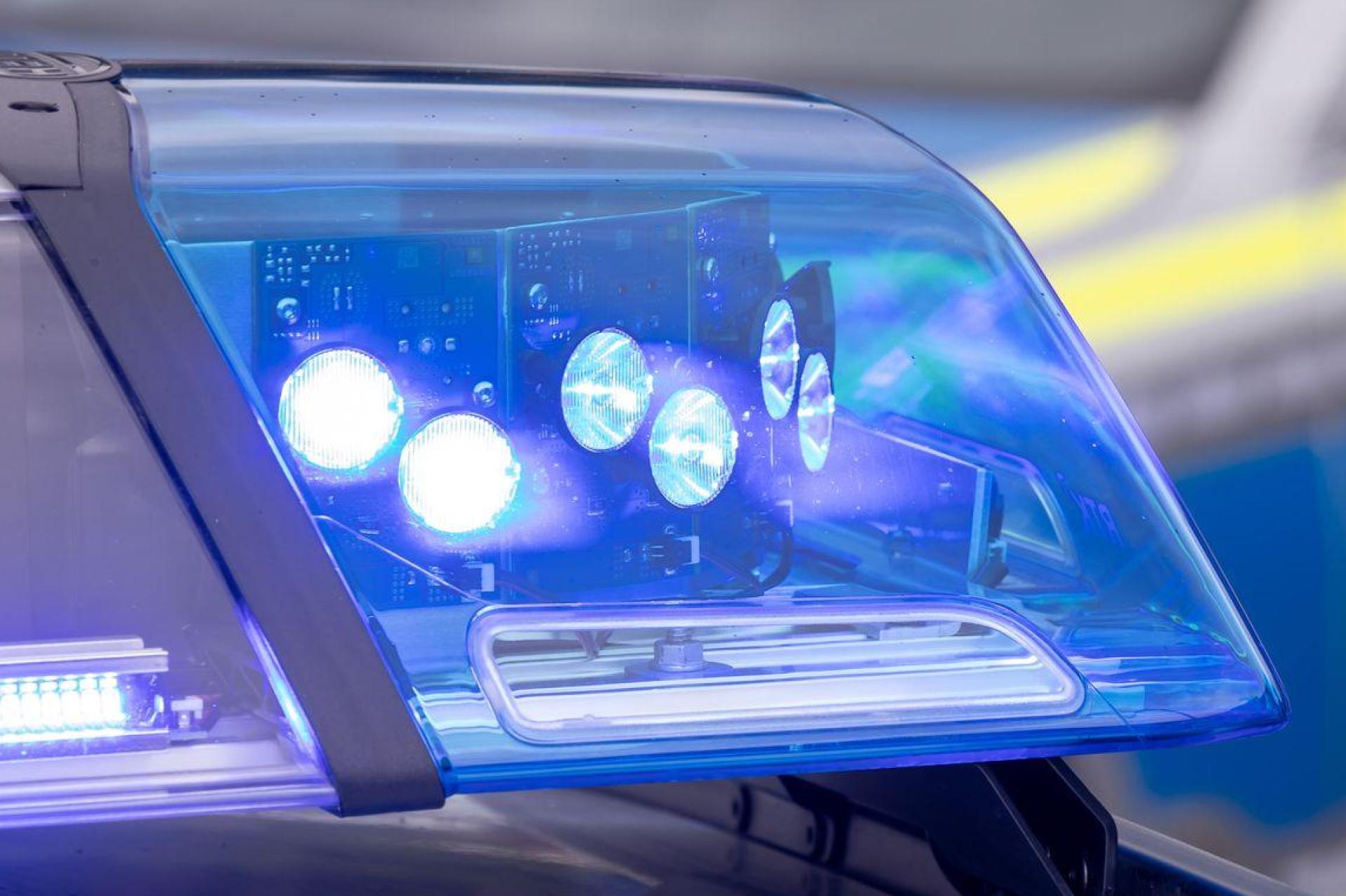 Nachdem er es nur zehn Minuten in der Umkleidekabine vergessen hatte, war das Handy eines 60-jährigen Ambergers verschwunden. (Symbolbild: Daniel Karmann/dpa)