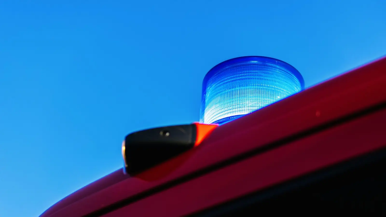 Die Feuerwehr rückte für den Mann in Not aus. (Symbolbild) (Bild: Philipp von Ditfurth/dpa)