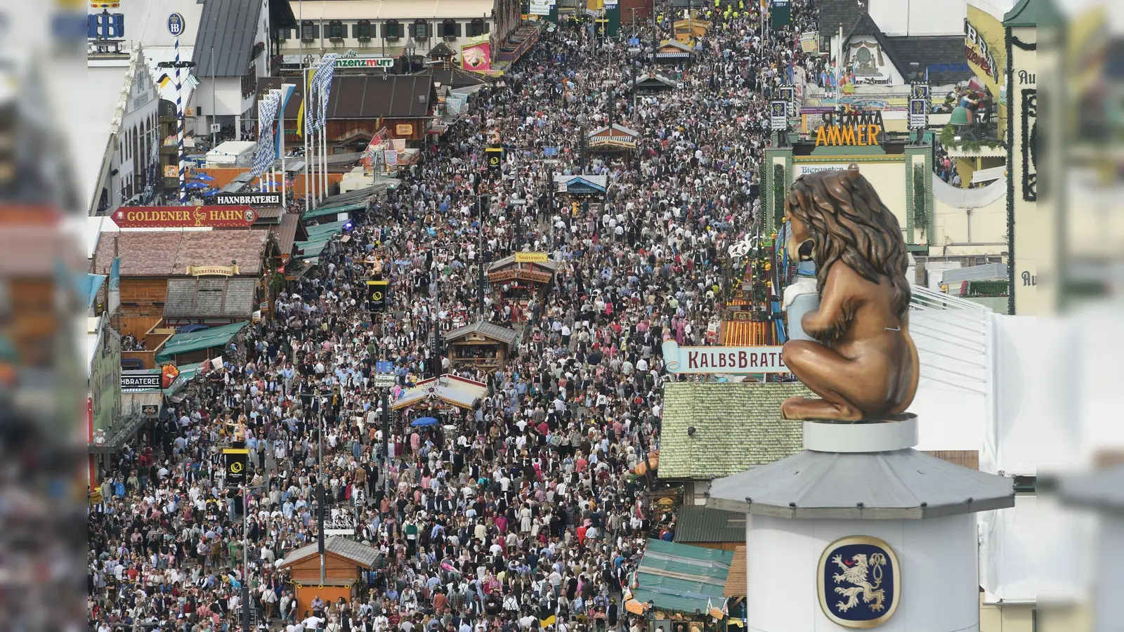 Massen drängen auf der Wiesn. (Bild: Felix Hörhager/dpa)