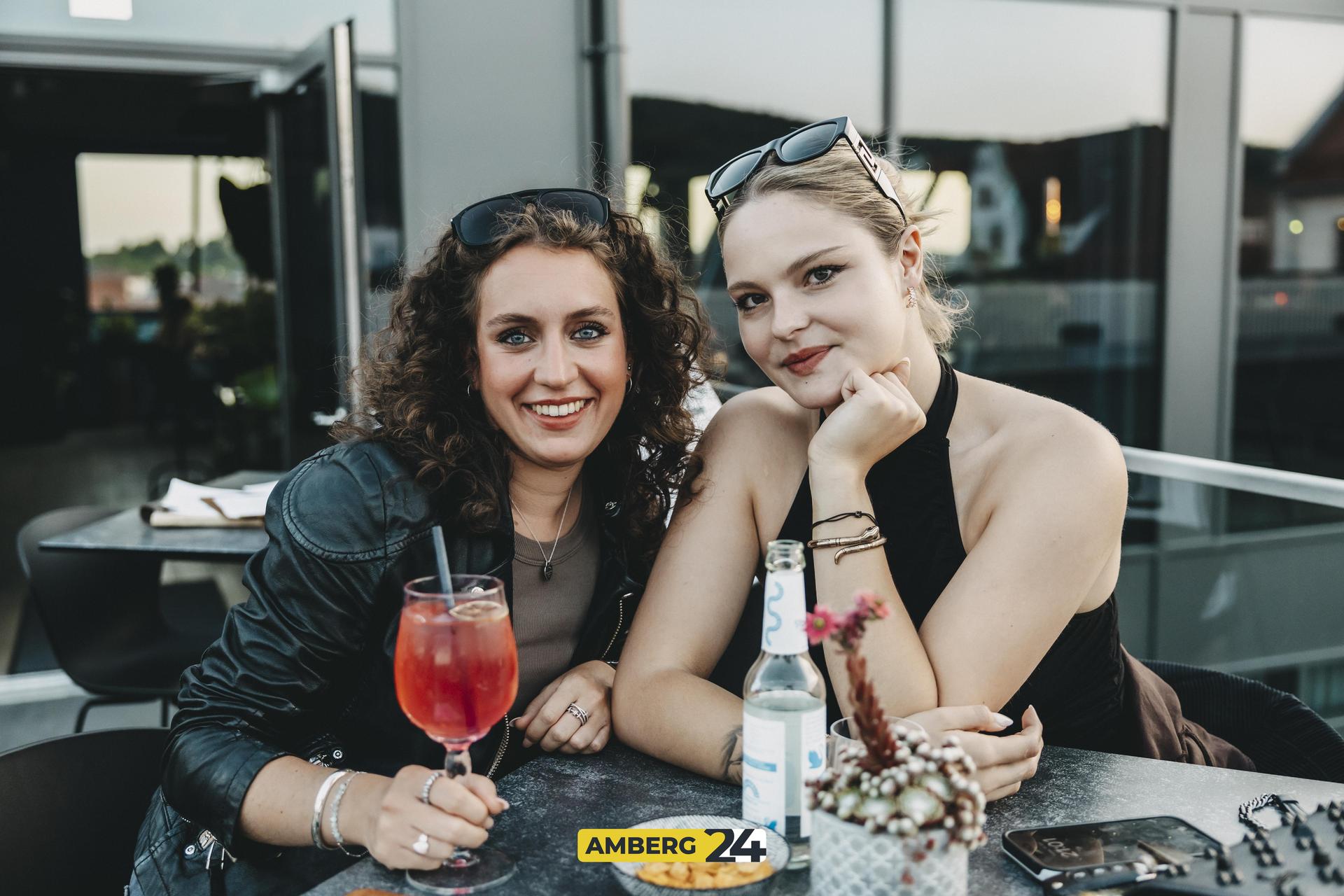 Ein Drink in der Hand, die Sonnenbrille auf der Nase und hinter der Stadt geht die Sonne unter – das ist der Vibe vom Sundowner in der Walküre Skybar. Das sind die besten Fotos vom Abend. (Bild: Lolografie)