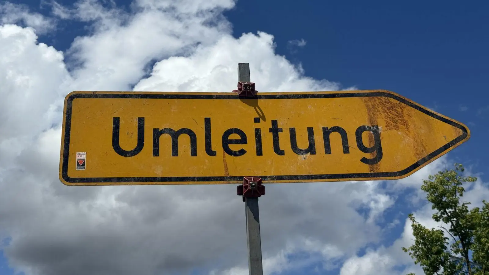 In Stifterslohe kommt es aufgrund eines Wasserrohrbruchs zu einer Vollsperrung. (Symbolbild: Heike Unger)