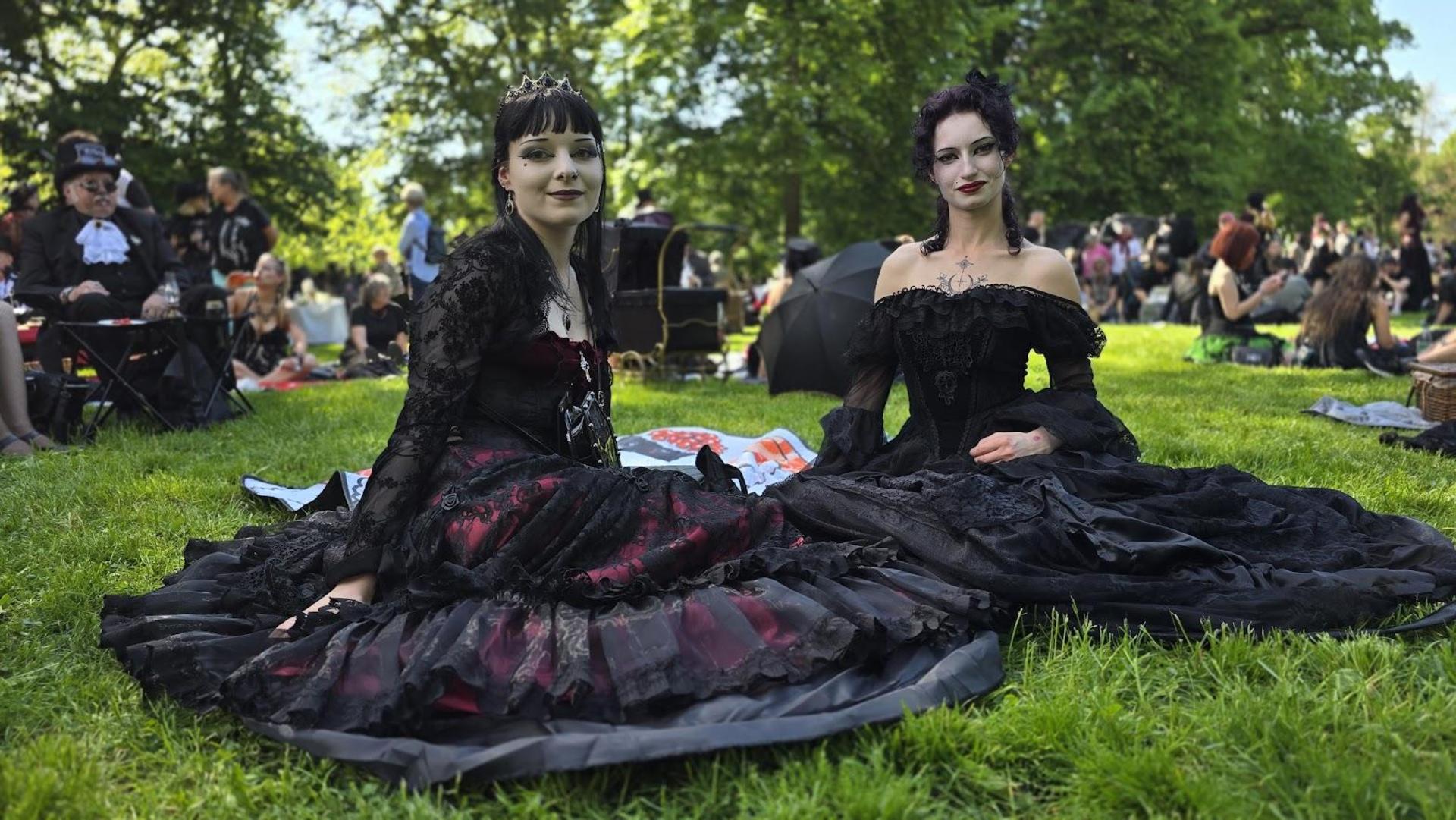 Das viktorianische Picknick beim Wave-Gotik-Treffen in Leipzig begeisterte die Besucher. (Bild: Richard Kirschner)