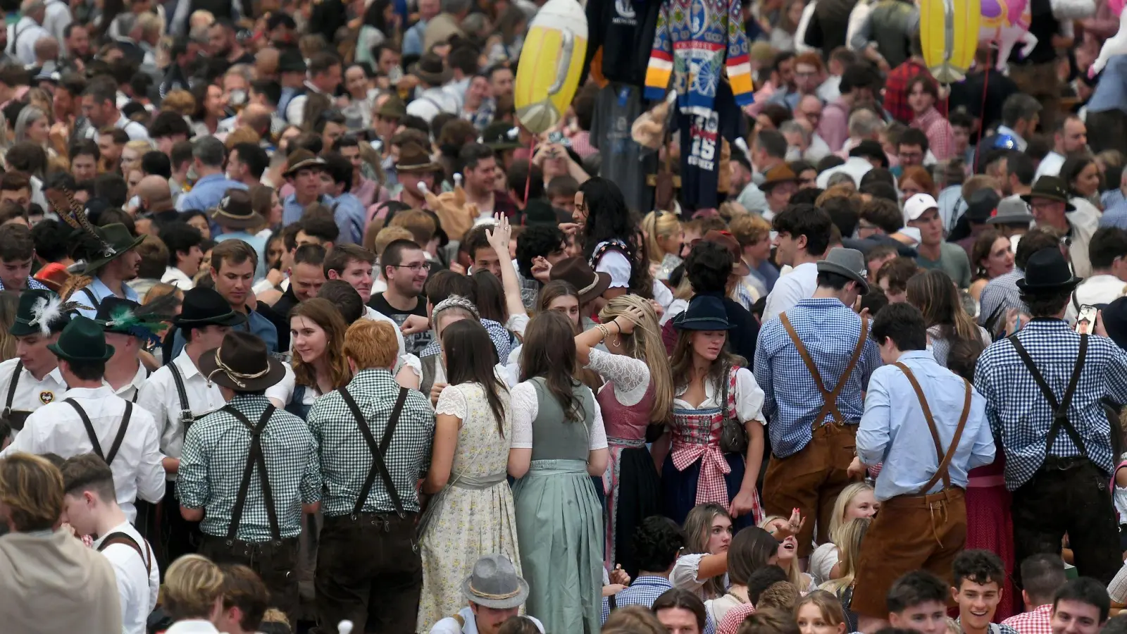 Der Andrang auf der Wiesn war riesig.  (Bild: Felix Hörhager/dpa)