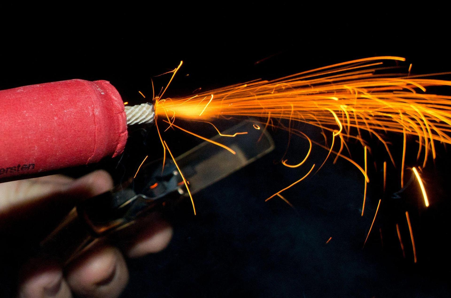 In Amberg wurde ein geparktes Auto durch gezündete Pyrotechnik beschädigt. (Symbolbild: Patrick Pleul/dpa-Zentralbild/dpa)