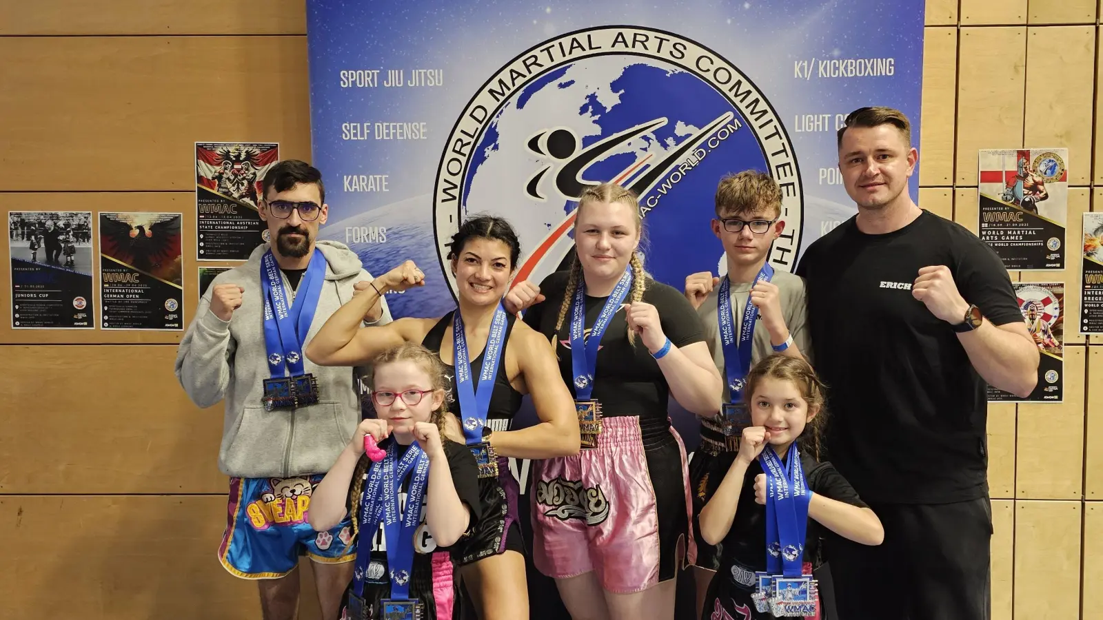 Die Kickbox-Truppe aus Amberg bei den Wettkämpfen in Teublitz. (Bild: Alexandra Fizia)