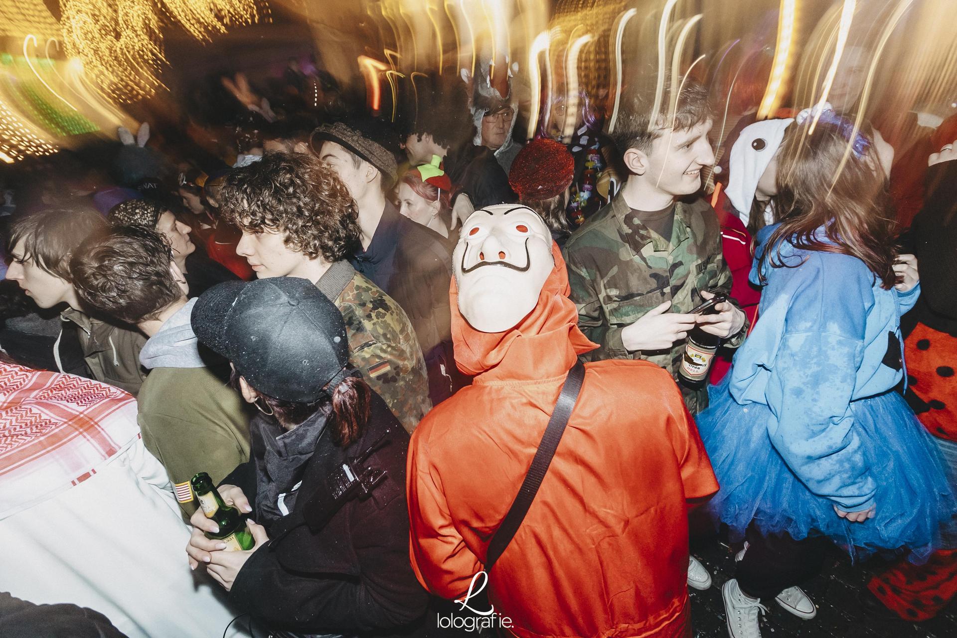 Hexennacht in Amberg. Die Fotos vom Weiberfasching am Marktplatz, exklusiv auf Amberg24.de (Bild: Lolografie)