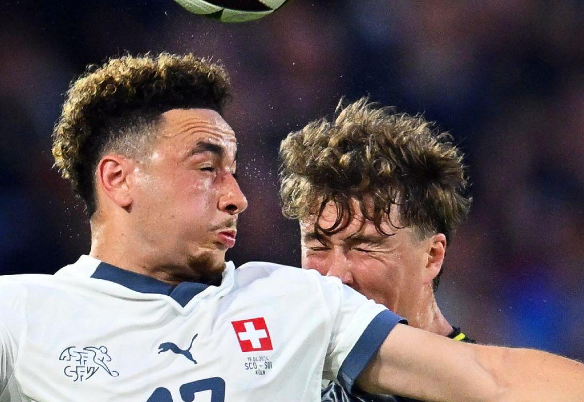 Der Schweizer Ruben Vargas (l) und Schottlands Jack Hendry liefern sich ein Kopfballduell. (Bild: Marius Becker/dpa)