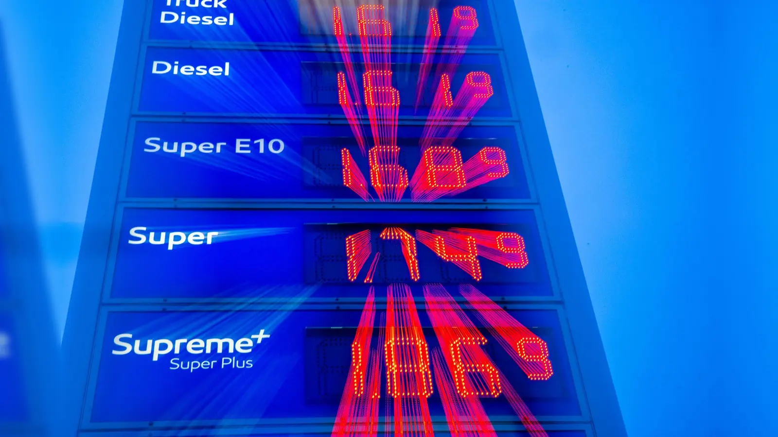 Tanken ist in den vergangenen Tagen teurer geworden. (Bild: Jens Büttner/dpa)