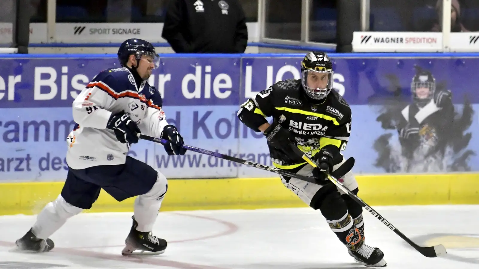 Spiele gegen die Schönheider Wölfe gehören wie bereits 2024 (Szene) zum Vorbereitungsprogramm des ERSC Amberg. (Bild: Hubert Ziegler)