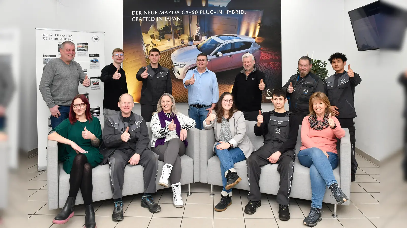 Die Kollegen im Autohaus Schwab in Amberg freuen sich schon auf die Neuen im Team. (Bild: Petra Hartl)