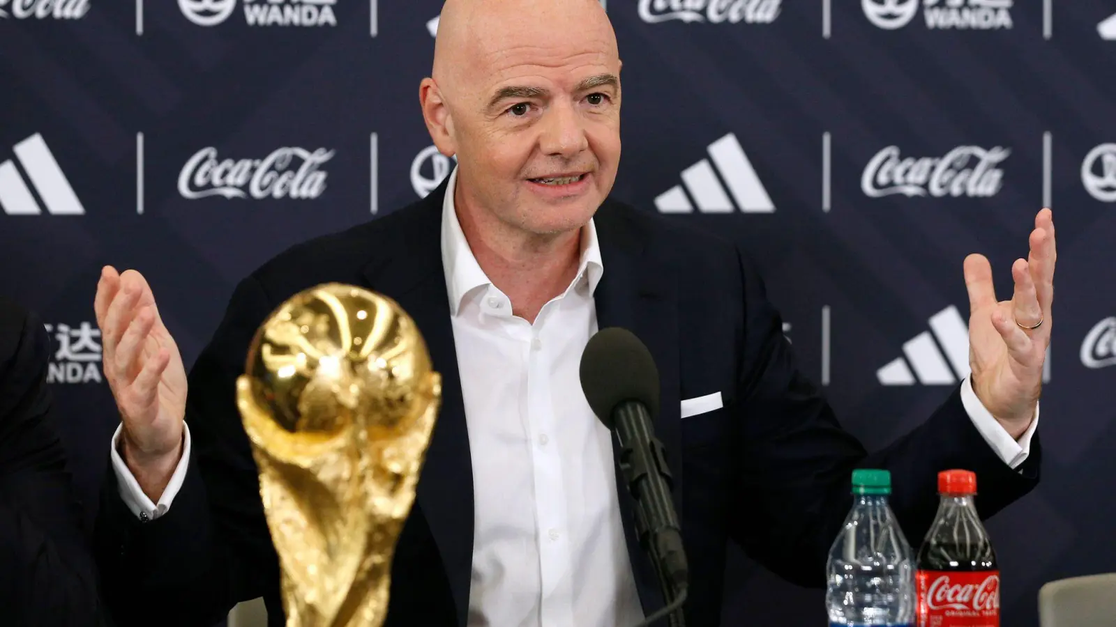 FIFA-Präsident Gianni Infantino bekam für seine WM-Pläne keinerlei Widerspruch.  (Bild: Noah K. Murray/AP/dpa)