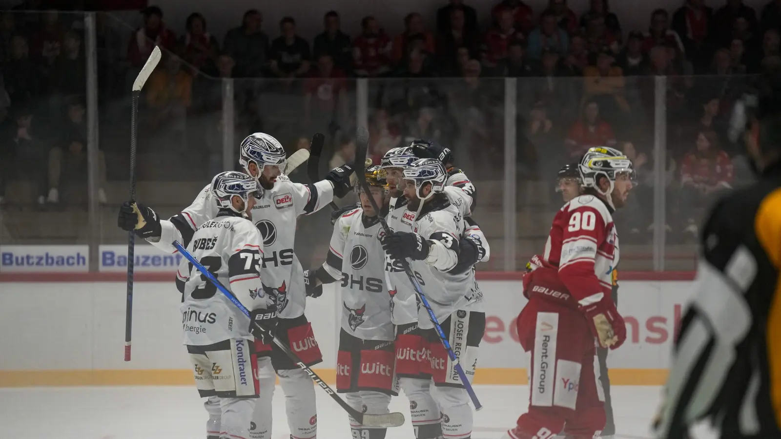 Der Knoten ist im Nebel von Bad Nauheim geplatzt: Die Blue Devils Weiden bejubelten den ersten Saisonsieg in der DEL2. Matchwinner war am Sonntag „Goldhelm” Tyler Ward (Mitte). (Bild: A. Chuc)