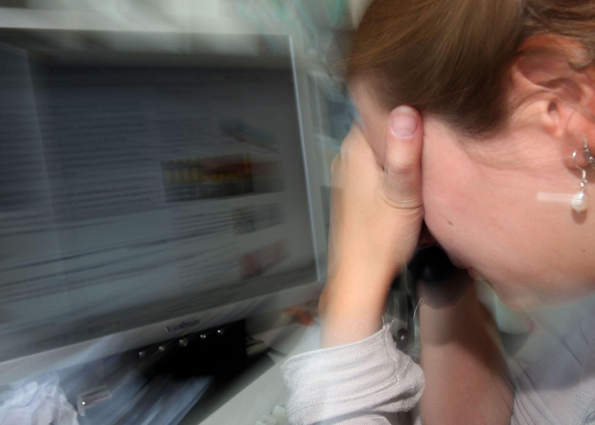 Viele Arbeitnehmer empfinden ihre Jobs als stressig - je jünger, desto häufiger. (Symbolbild) (Bild: Oliver Berg/dpa)