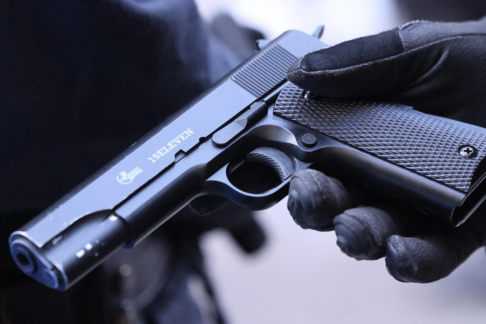 Ein Beispiel für eine Softair-Pistole. Mit Kugeln aus einer Waffe mit solchem Mechanismus ist laut Polizei Hersbruck ein Radler beschossen worden. (Symbolbild: David Young/dpa)