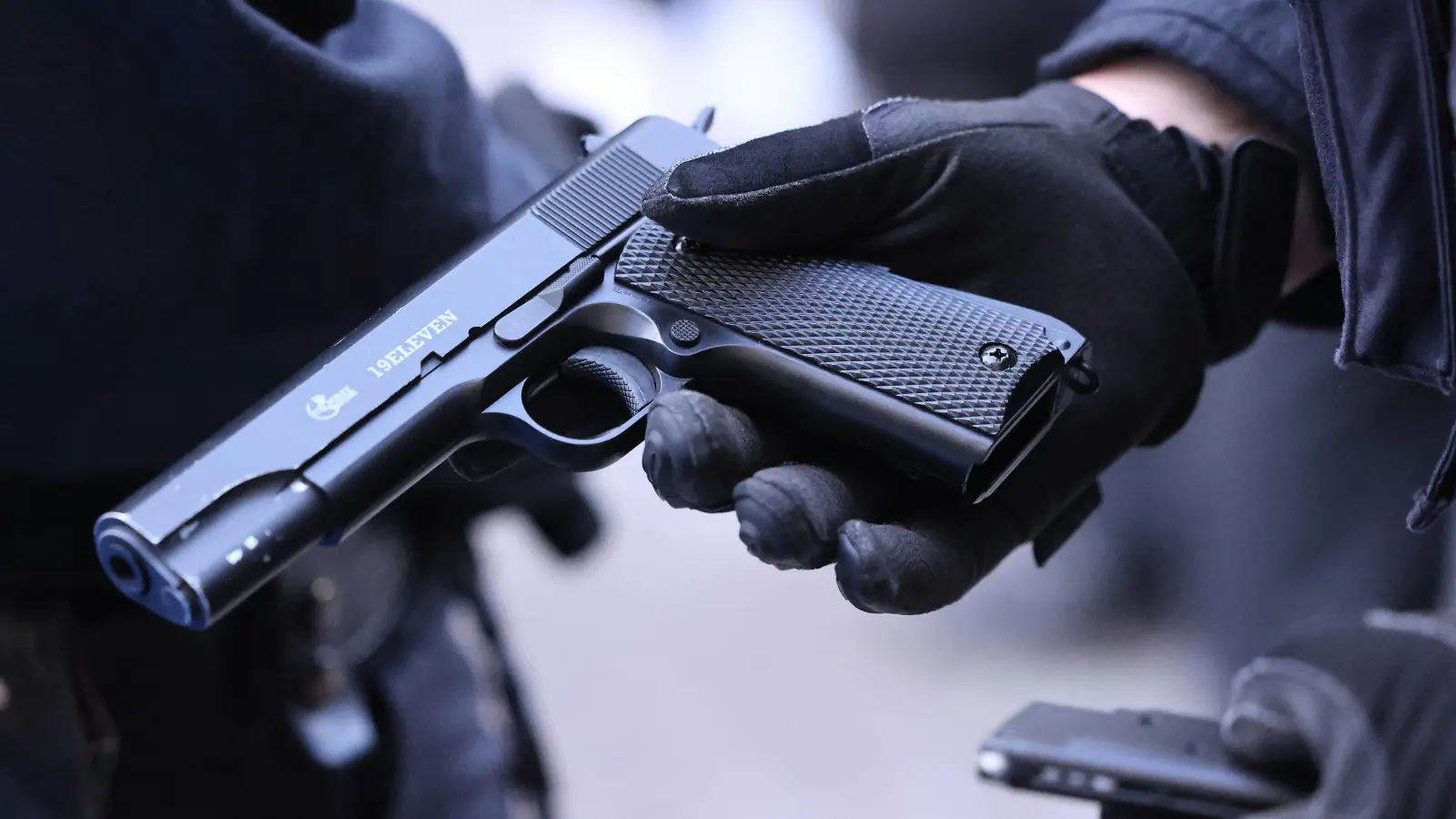 Ein Beispiel für eine Softair-Pistole. Mit Kugeln aus einer Waffe mit solchem Mechanismus ist laut Polizei Hersbruck ein Radler beschossen worden. (Symbolbild: David Young/dpa)