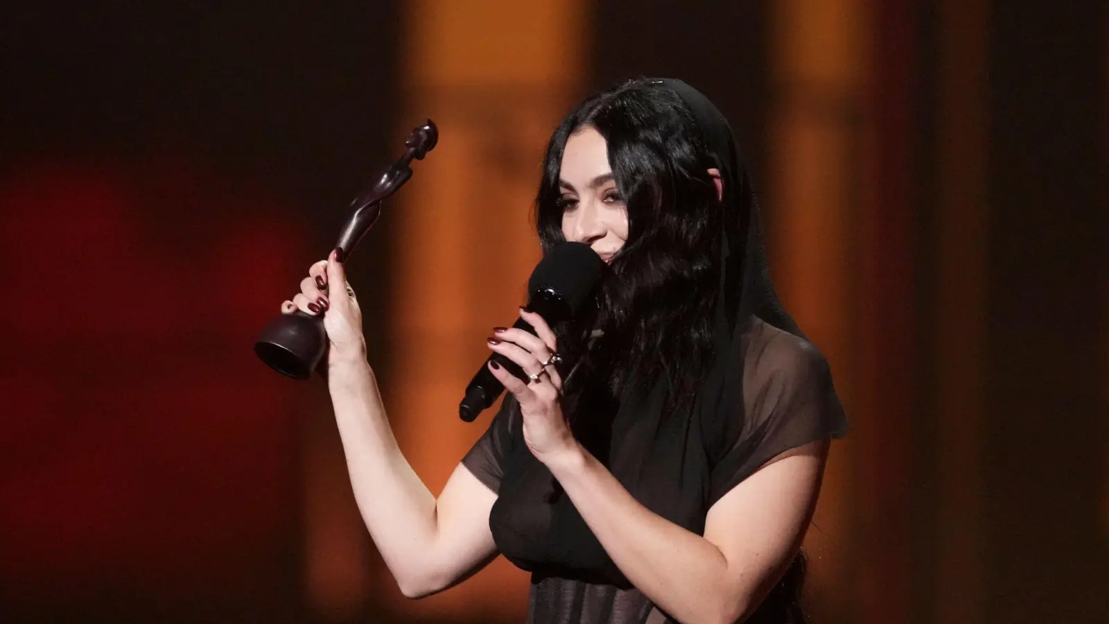 Charli XCX gewann bei den Brit Awards 2025 gleich fünf Preise. (Bild: Scott A Garfitt/Invision/AP/dpa)