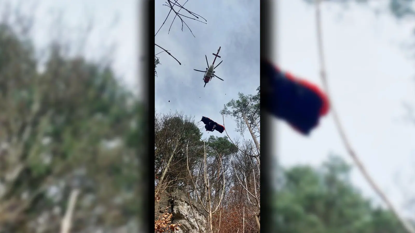 Per Seilwinde wurde verletzte Urlauberin aus Tschechien, die an einem Kletterfelsen bei Etzelwang drei Meter in die Tiefe gestürzt war, zum Rettungshubschrauber Christoph 27 hochgezogen.  (Bild: Alexander Renner, Bergwacht Amberg)