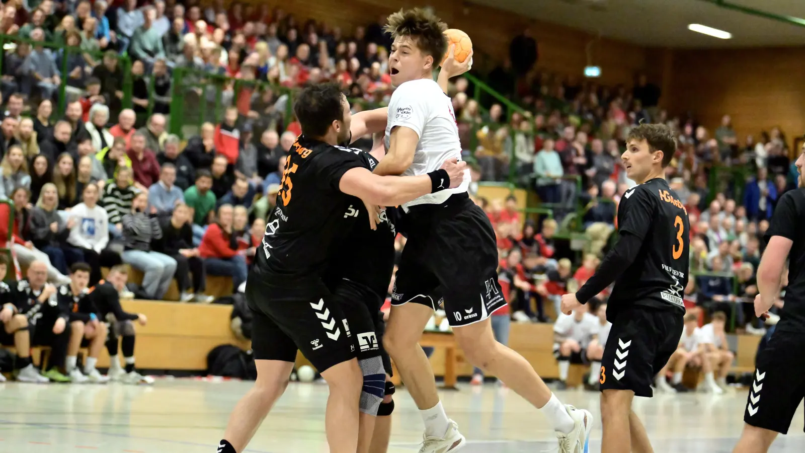 Luca Eichenmüller (2.v.l.) vom HC Sulzbach-Rosenberg kann sich in dieser Szene gegen Ahmed Arrak (links) sowie Philipp Lulla und Moritz Graf (von rechts) von der HG Amberg durchsetzen. (Bild: Hubert Ziegler)