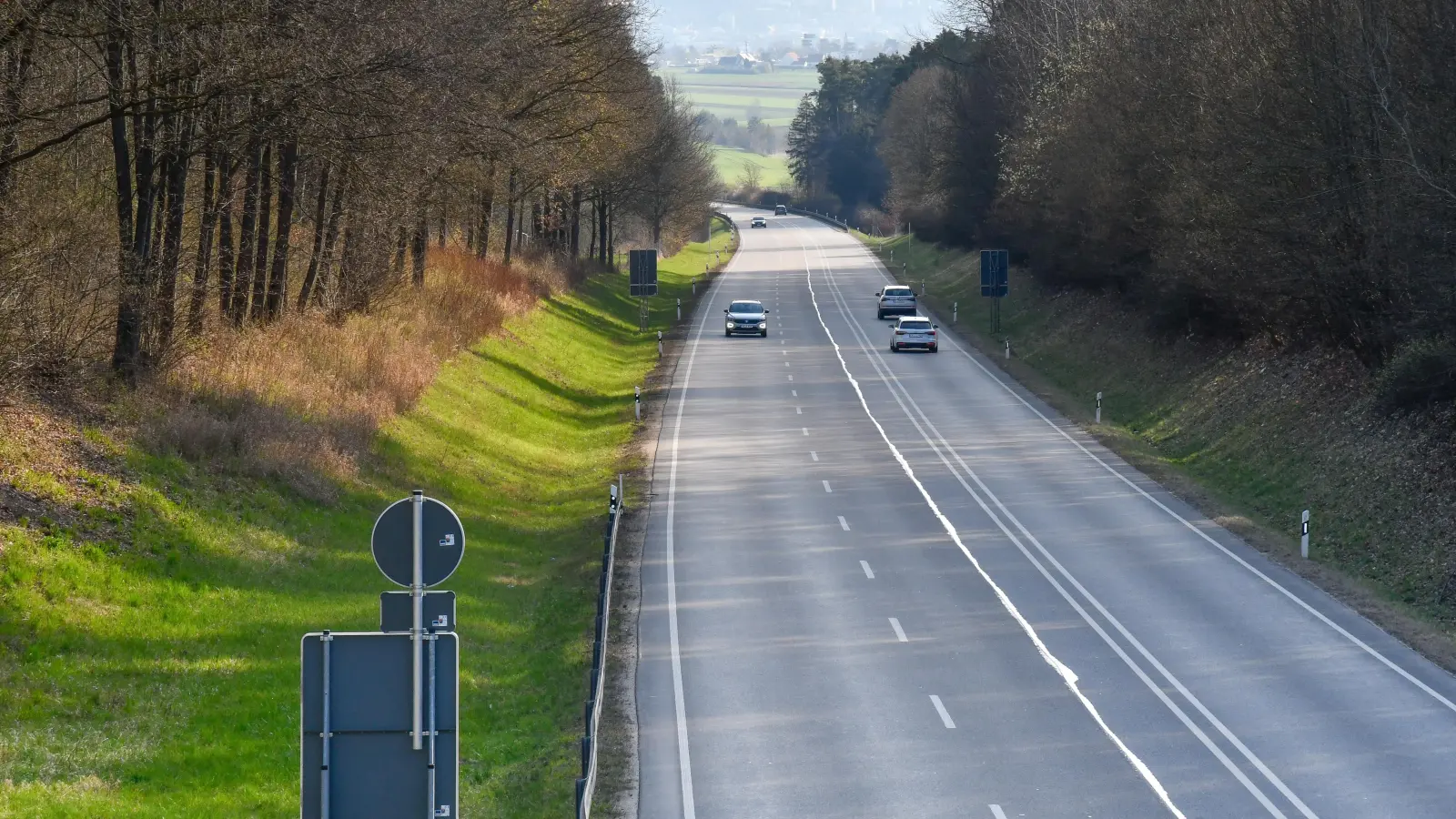 Entlang dem Autobahnzubringer, der Bundesstraße 299 zwischen Amberg und Ursensollen wird ein Radweg gebaut. (Bild: Petra Hartl)