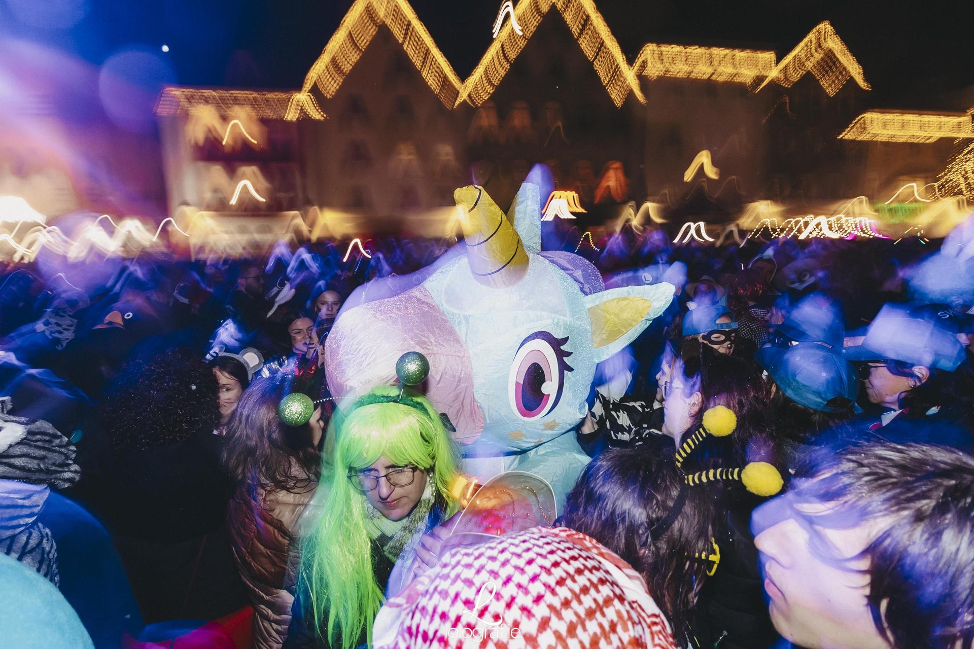 Hexennacht in Amberg. Die Fotos vom Weiberfasching am Marktplatz, exklusiv auf Amberg24.de (Bild: Lolografie)