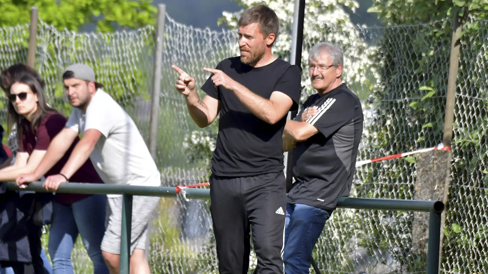 Simon Eisinger (Zweiter von rechts), Trainer der Fußballerinnen des TSV Theuern, war vor einigen Jahren auch in Fürth in der Verantwortung. (Archivbild: Hubert Ziegler)