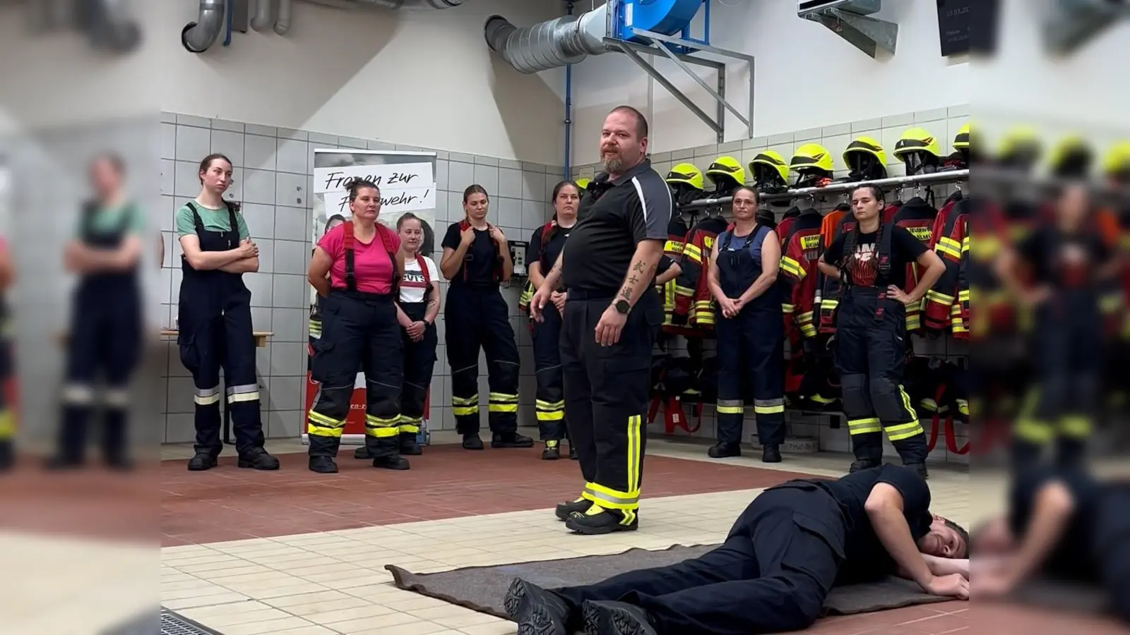 Markus Dietrich (Mitte) hat den Feuerwehrfrauen Tipps zur Selbstverteidigung mitgebracht. (Bild: knz)