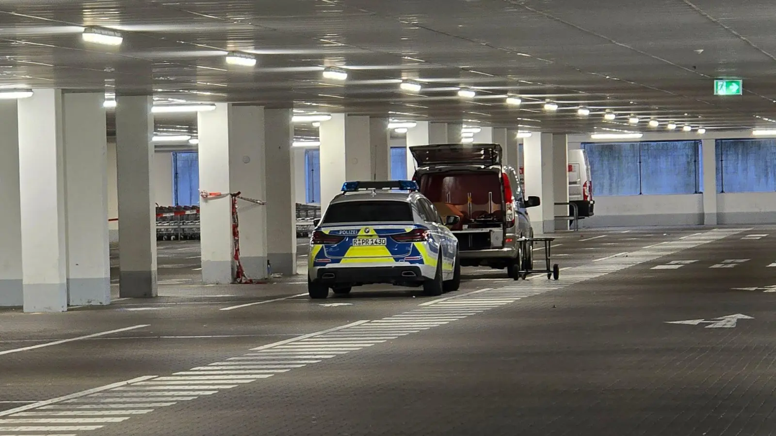 Passanten hatten sich wegen der eingeschlagenen Seitenscheibe des Autos bei der Polizei gemeldet. Eine Streife entdeckte dann die Tote im Kofferraum. (Archivfoto) (Bild: Moller-Schuh/vifogra/dpa)