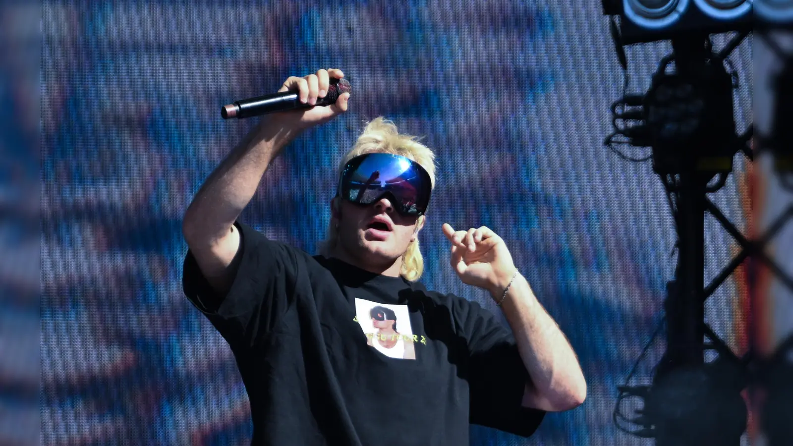 Der Rapper Ski Aggu kommt doch nicht nach Weiden.  (Bild: Britta Pedersen/dpa)