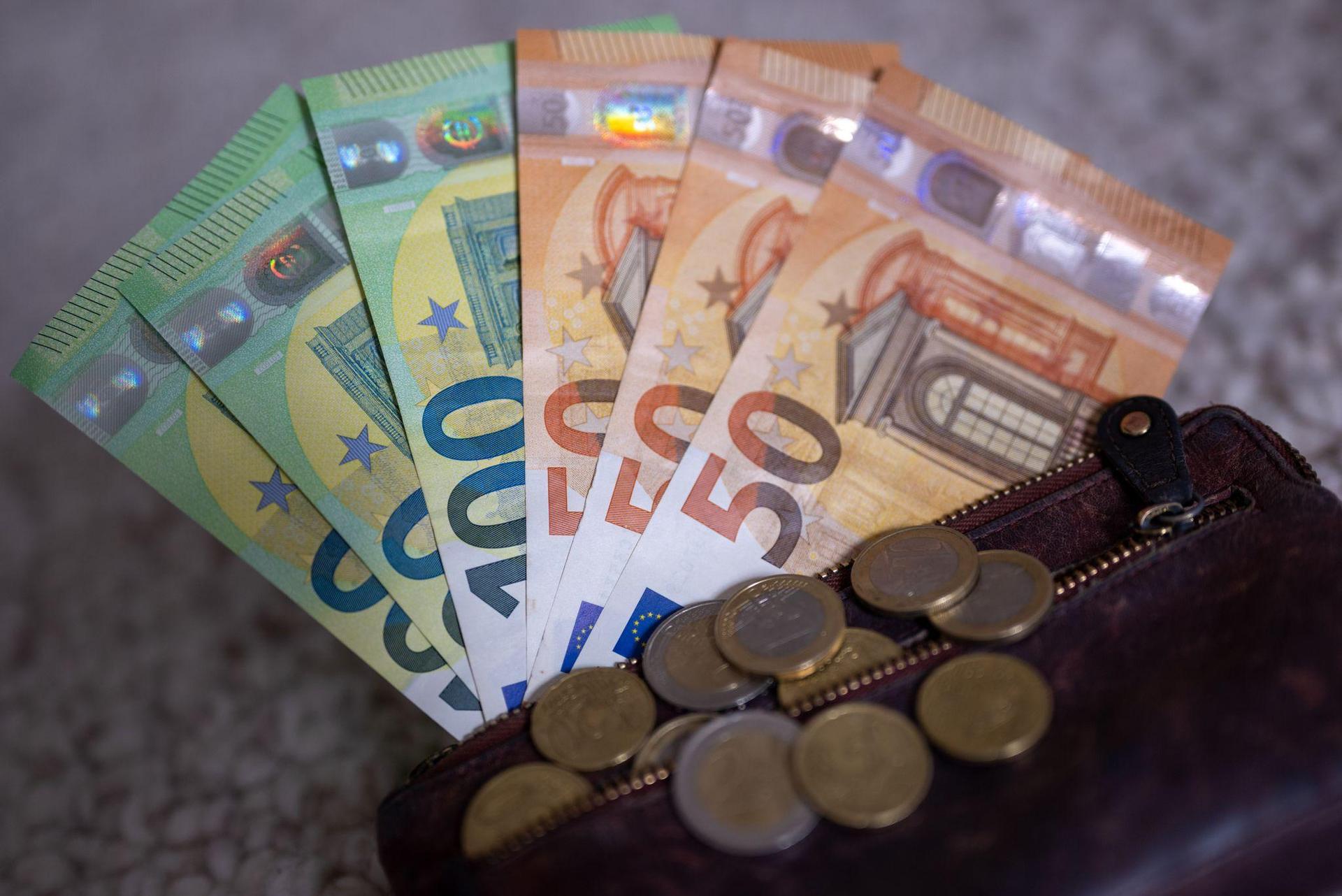 Mit den richtigen Finanztipps lässt sich einiges sparen. (Bild: Monika Skolimowska/dpa)