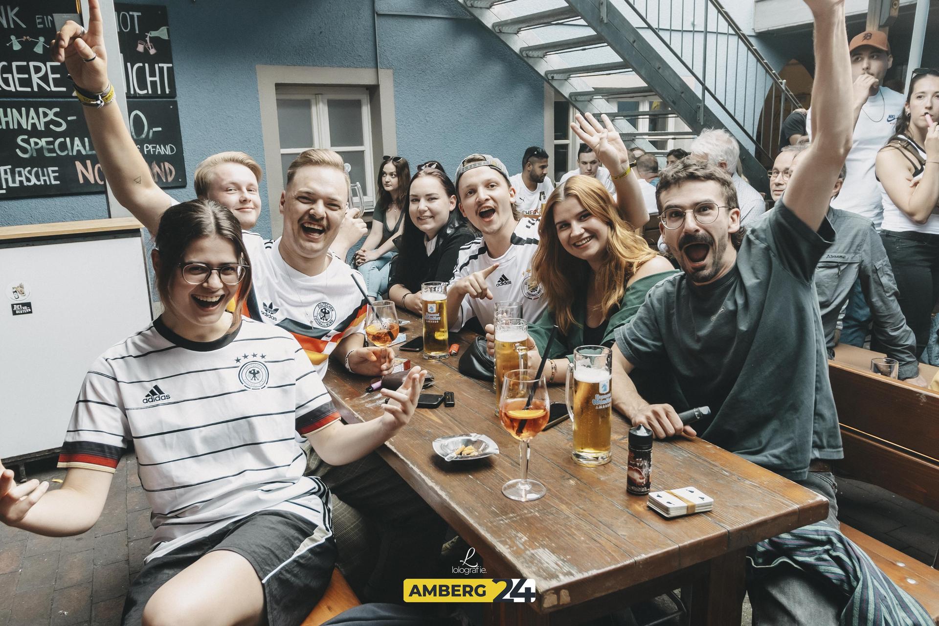 Die deutschen Fans hatten bis zum Ausscheiden des Teams Spaß und fieberten mit.  (Bild: Lolografie)