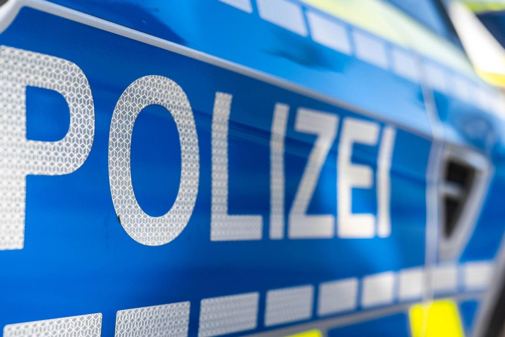 Ein 49-jähriger Fahrer beschädigte in Vilshofen einen Gartenzaun und eine Scheune und flüchtete. Die Polizei ermittelt. (Symbolbild: David Inderlied/dpa)