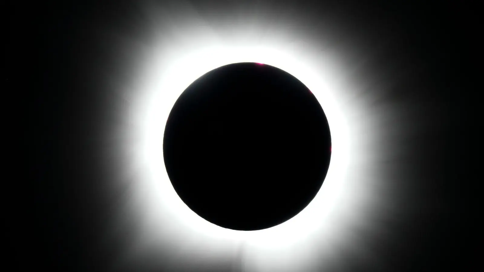 Seltenes Ereignis: Dieses Foto zeigt die weltweit letzte totale Sonnenfinsternis im Jahr 2024, es wurde in Texas aufgenommen. (zu dpa: „Sonne, Mond und Sterne im August - Letzte Sonnenfinsternis für lange“) (Bild: Julio Cortez/AP/dpa-tmn)