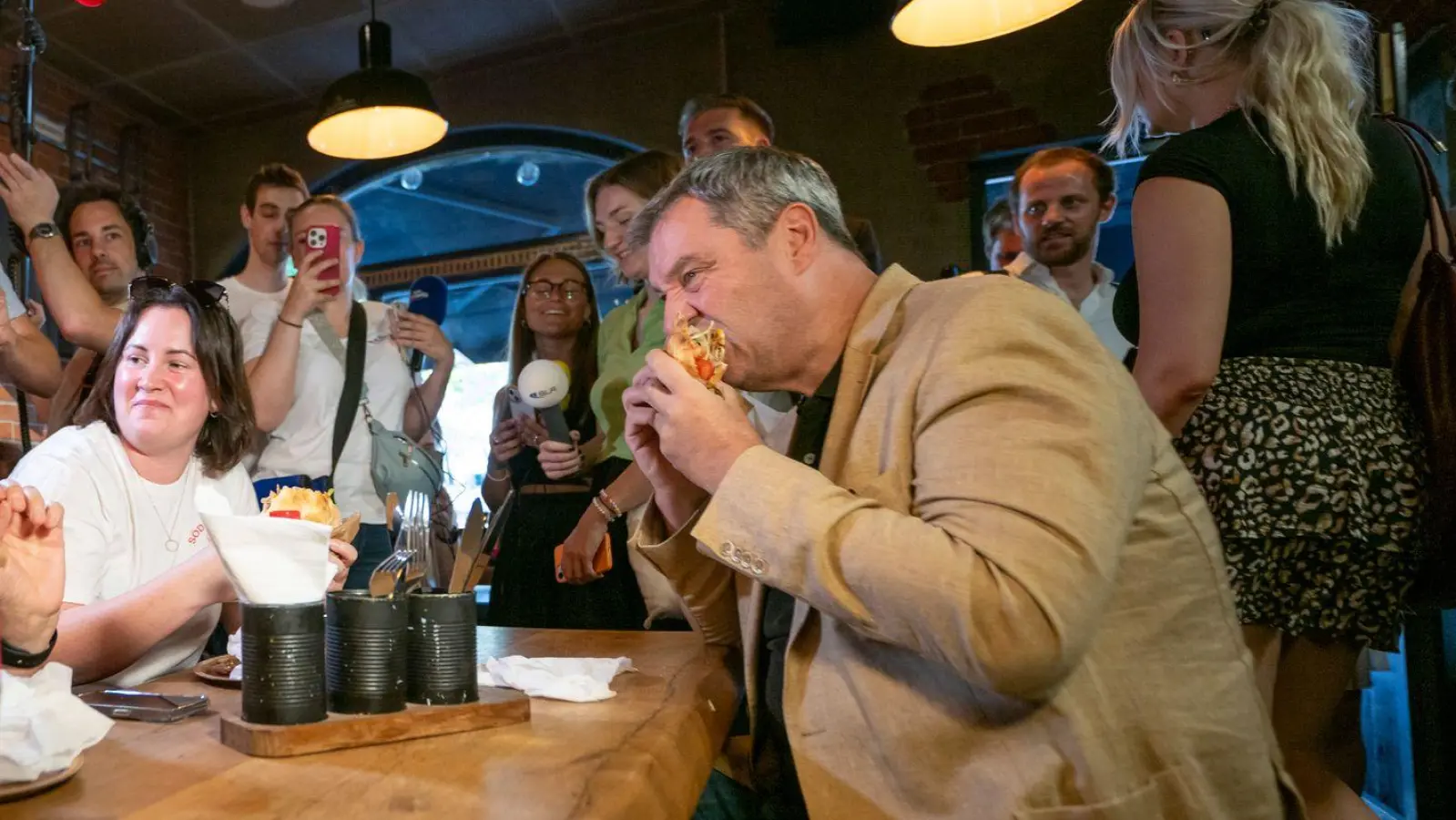 Markus Söder (CSU), Parteivorsitzender und Ministerpräsident von Bayern, hat jetzt seine eigene Döner-Marke. (Archivbild: Peter Kneffel/dpa)