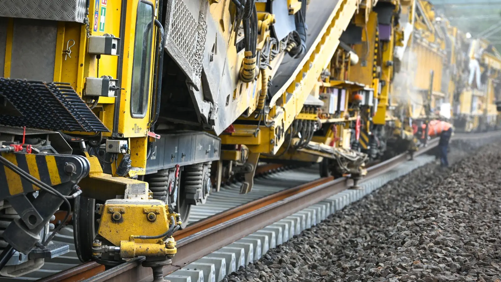 Gleise und Weichen auf der Strecke Amberg–Neukirchen und in den Bahnhöfen Sulzbach-Rosenberg und Neukirchen werden demnächst erneuert. Deshalb wird es zu Lärmbelästigungen kommen. (Symbolbild: Heiko Rebsch/dpa)
