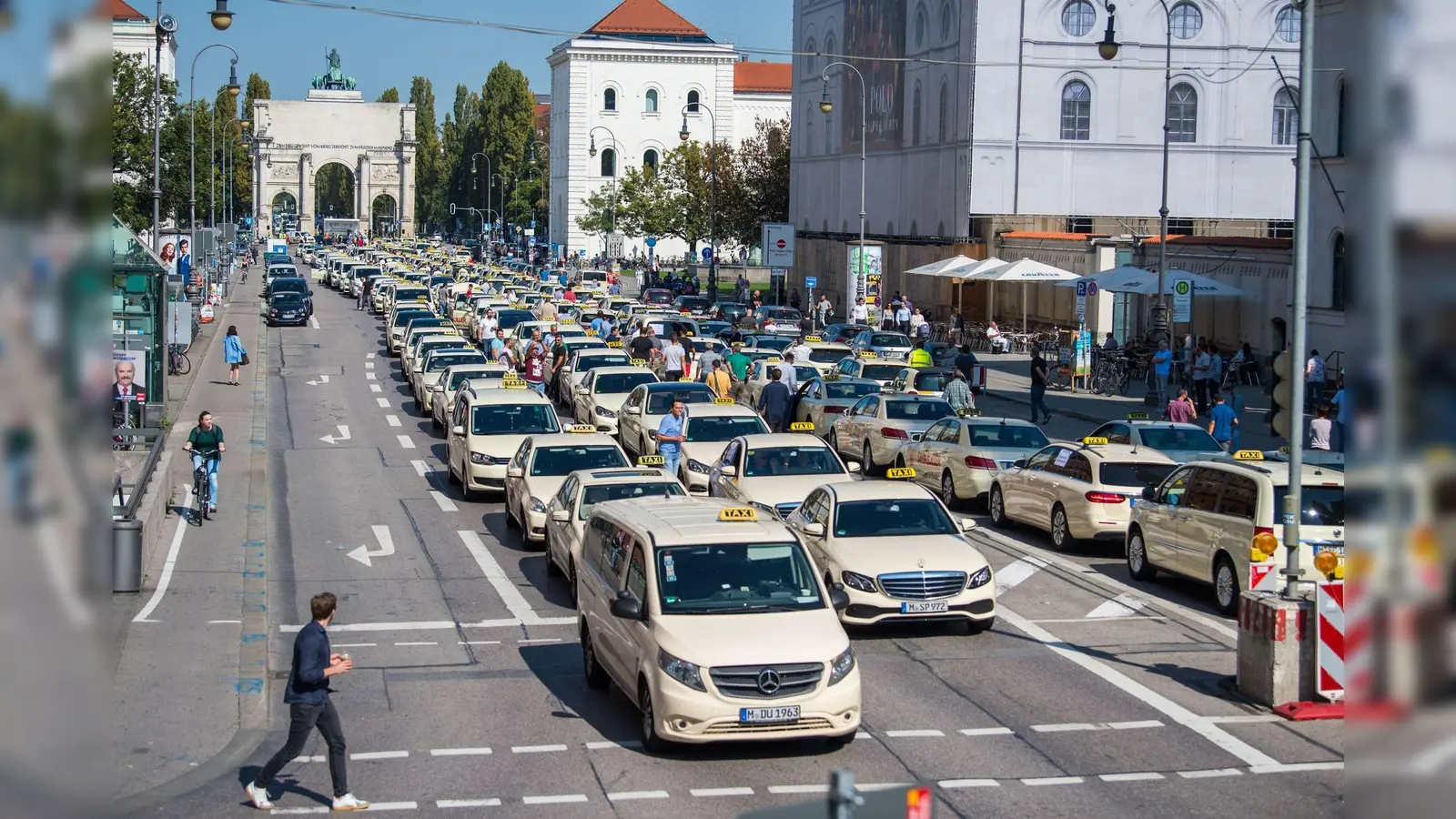 Taxis sind bei einer Demonstration vor dem Siegestor auf der Ludwigstraße abgestellt. (Bild: Lino Mirgeler/dpa/Archivbild)