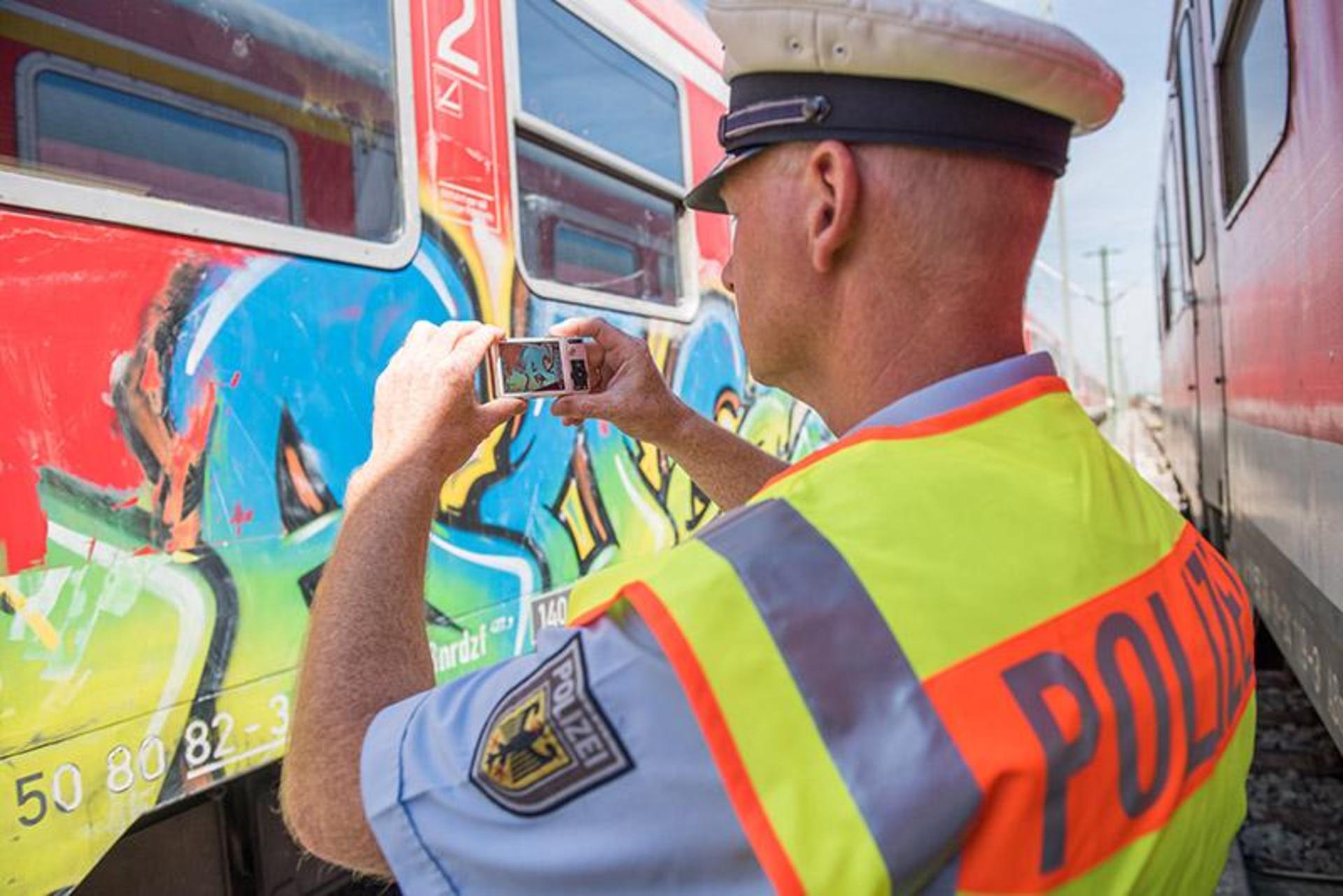 Ein Regionalzug, wie auf diesem Symbolbild, wird in Regensburg besprüht. (Symbolbild: Bundespolizei)