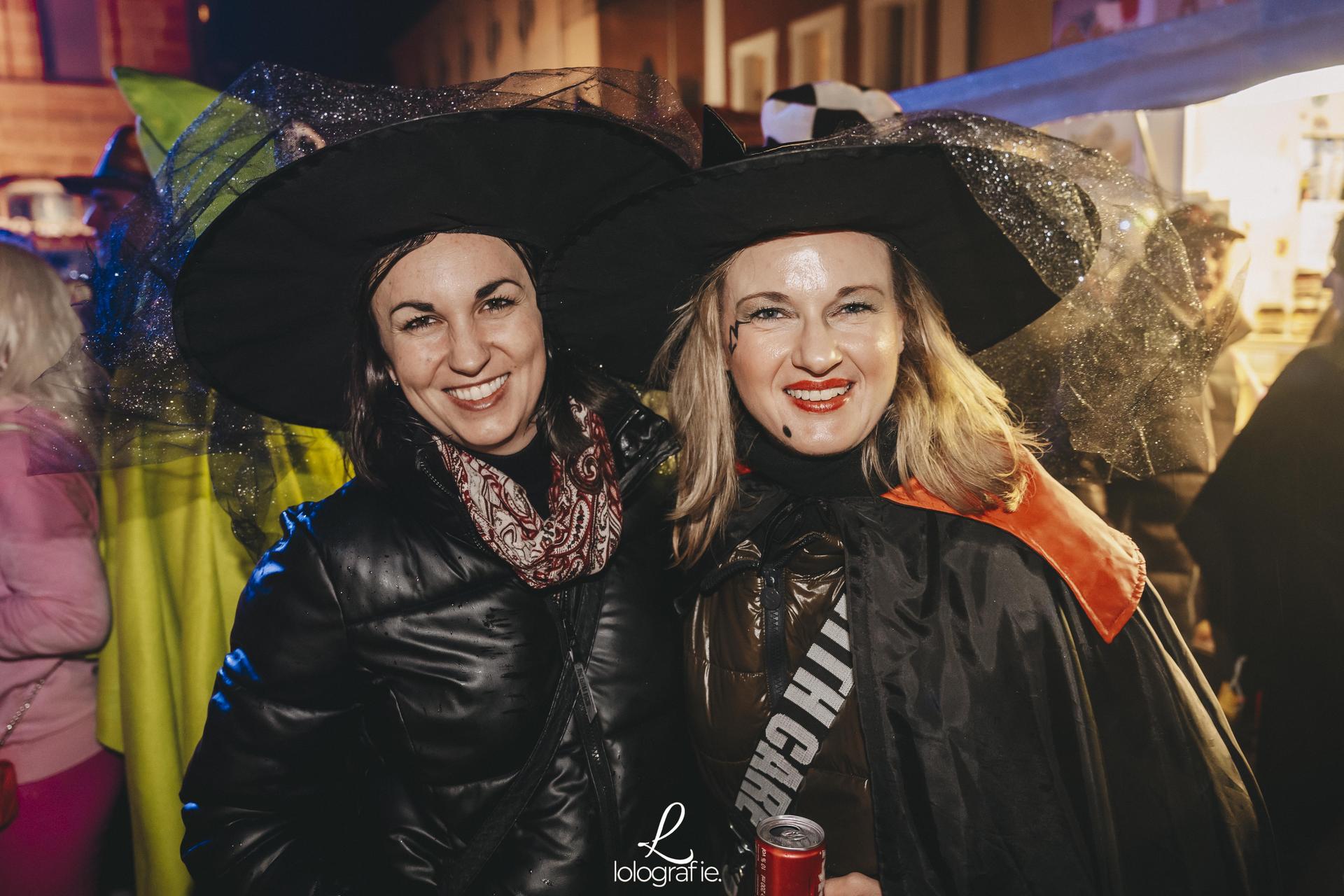 Hexennacht in Amberg. Die Fotos vom Weiberfasching am Marktplatz, exklusiv auf Amberg24.de (Bild: Lolografie)